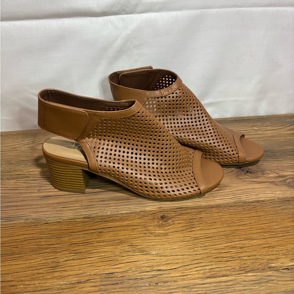 J Adam’s Perforated Tan Block Heel Sandals Size 9 - Picture 1 of 6